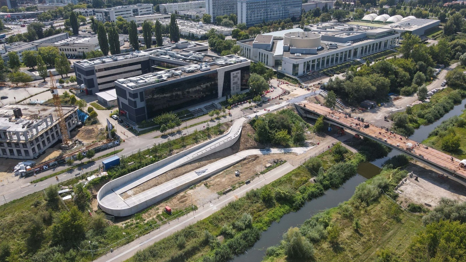 Zdjęcie z lotu ptaka, rzeka, budowany most, budynki Politechniki Poznańskiej, nabrzeże.