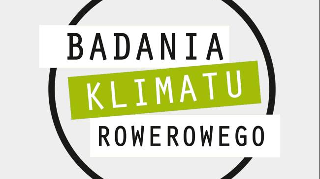 Baner, na białym tle czarny okrąg, w który wkomponowano trzy prostokąty, dwa białe, jeden zielony. Na prostokątach widnieje napis Badania Klimatu Rowerowego (każdy wyraz na jednym prostokącie).