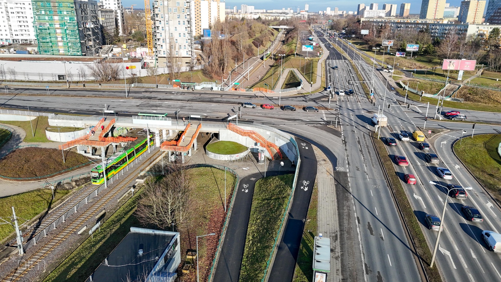 Zdjęcie z lotu ptaka na nową drogę rowerową, skrzyżowanie, tory tramwajowe oraz okoliczne budynki. - grafika artykułu