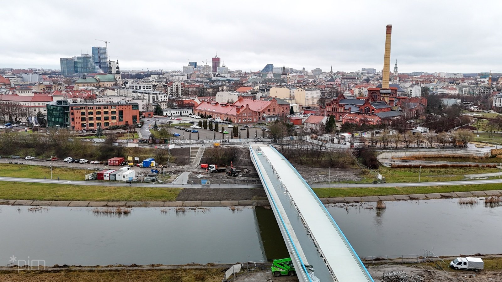 Zdjęcie z lotu ptaka mostów Berdychowskich wraz z budynkami, które znajdują się wokół.