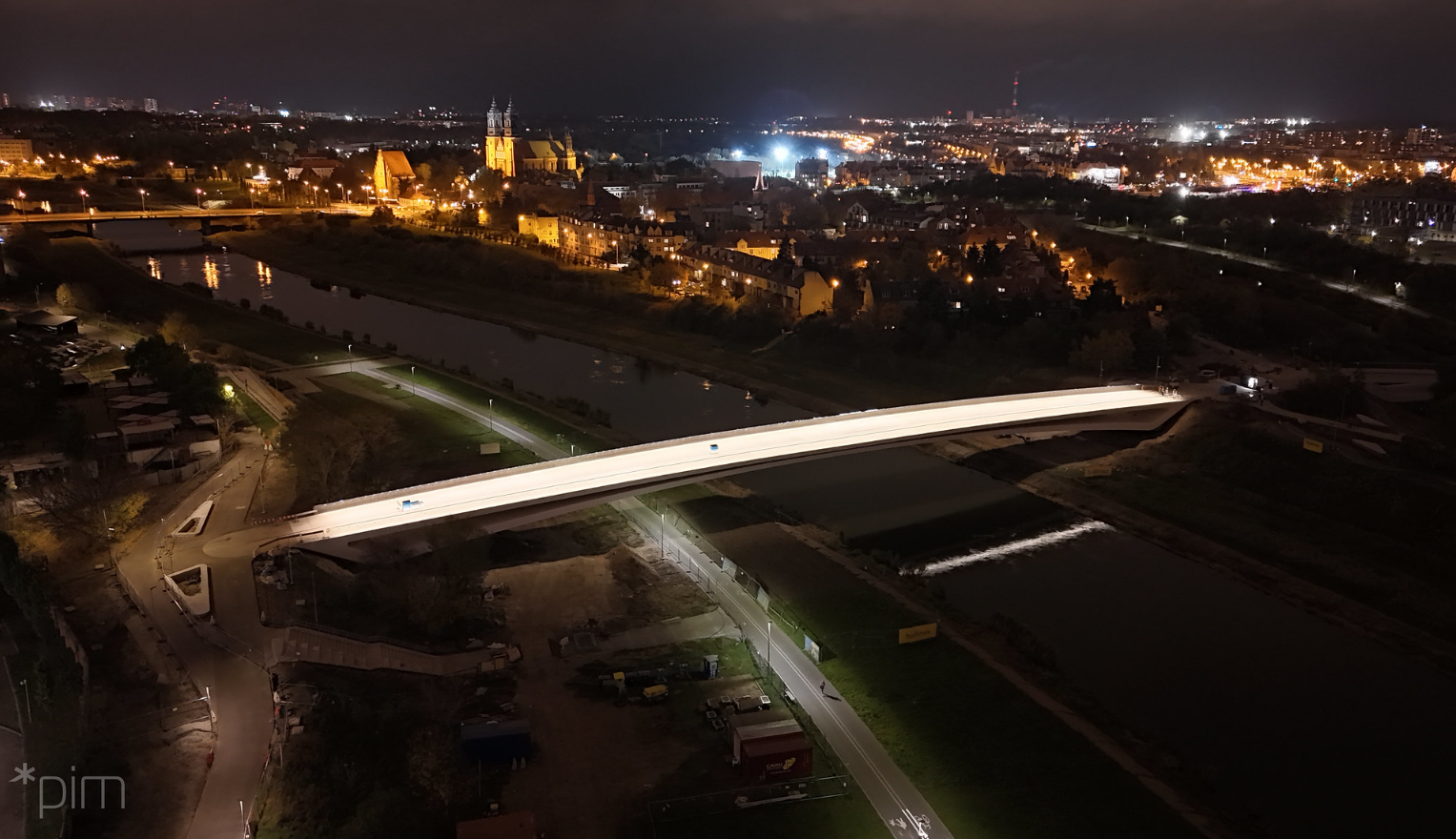 Zdjęcie z lotu ptaka na Poznań nocą i intensywnie oświetlone mosty Berdychowskie. - grafika artykułu