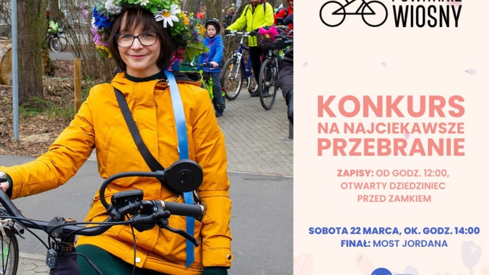 Plakat, który reklamuje konkurs na najciekawsze przebranie podczas Rowerowego Powitania Wiosny. Po lewej stronie rowerzystka w żółtej kurtce z wiankiem z kwiatów we włosach, po prawej napisy, które informują o wydarzeniu.