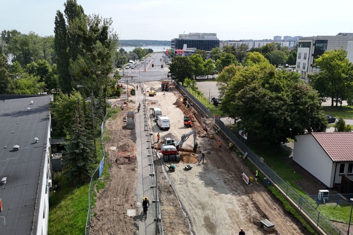 Trwają prace nad budową ścieżki dla rowerzystów i pieszych, która połączy mosty Berdychowskie ze skrzyżowaniem ulic Berdychowo, Jana Pawła II i Baraniaka, fot. ZDM Widok z lotu ptaka na skrzyżowanie ulic, gdzie trwają prace nad budową ścieżki dla rowerzystów i pieszych, która połączy mosty Berdychowskie ze skrzyżowaniem ulic Berdychowo, Jana Pawła II i Baraniaka