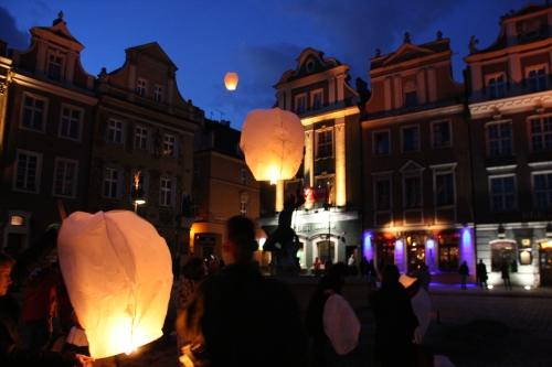 Latające lampiony, fot. Piotr Fabiański