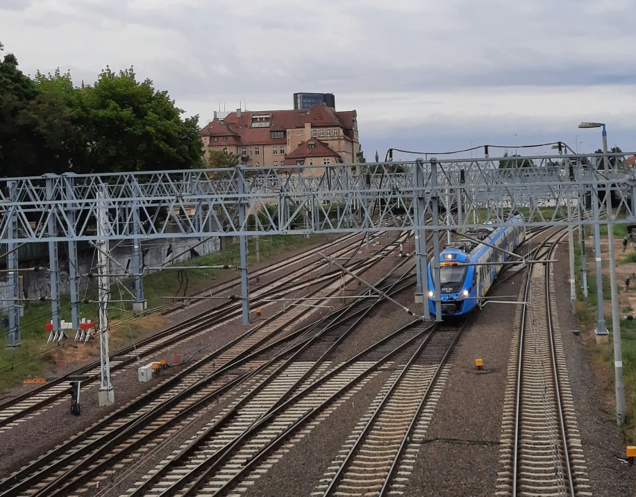 Poznań Główny obsługuje rocznie 12 mln pasażerów - grafika artykułu