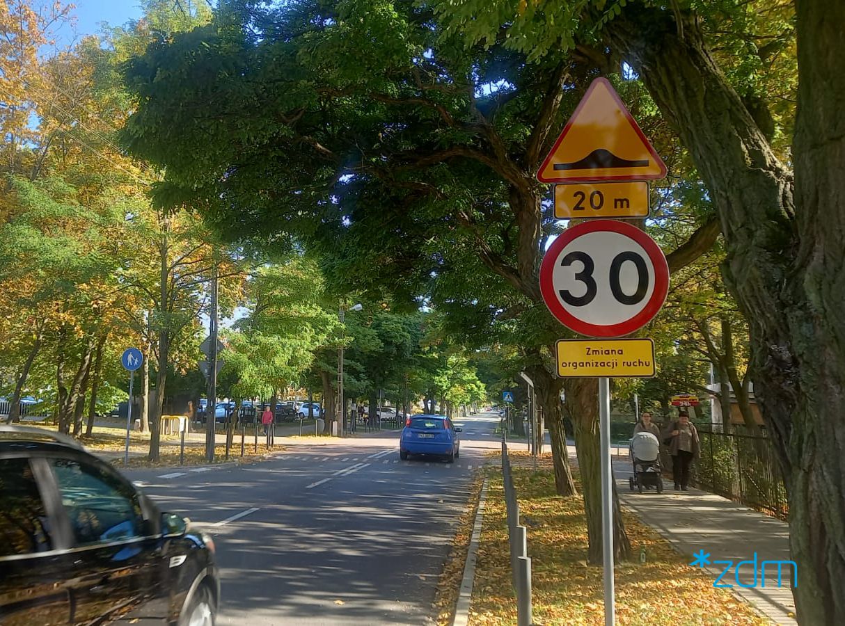 Ulica z nową organizacją ruchu i oznakowaniem - grafika artykułu