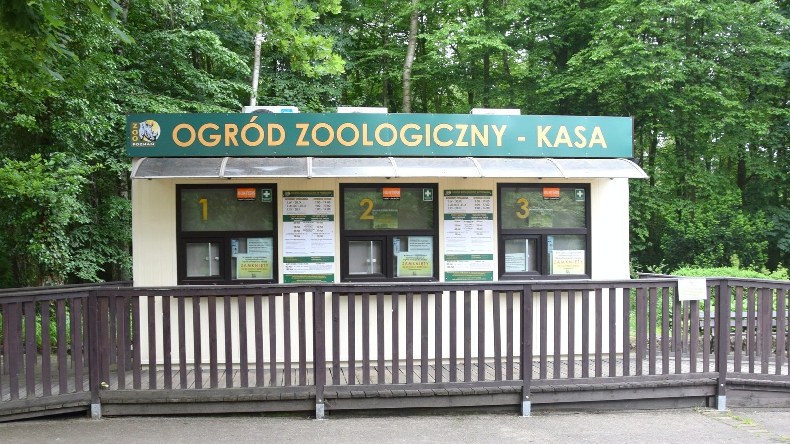 Na zdjęciu kasy ogrodu zoologicznego, wszystkie trzy zamknięte - grafika artykułu