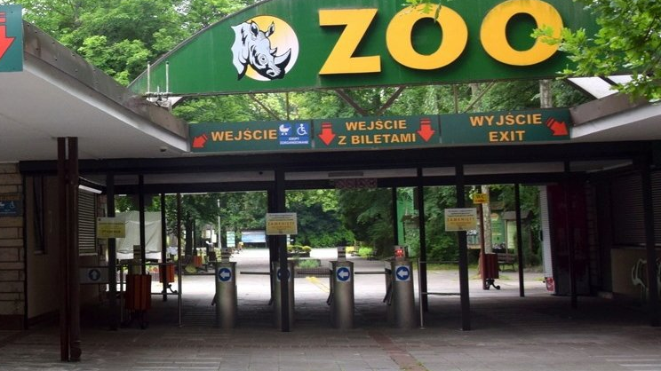 Na zdjęciu wejście do ogrodu zoologicznego - zamknięte