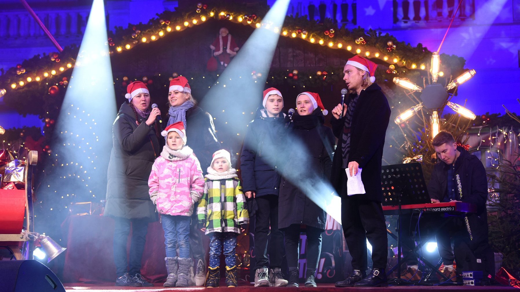 Galeria zdjęć przedstawia uczestników akcji "Poznań Silent Night", która odbyła się na pl. Wolności.