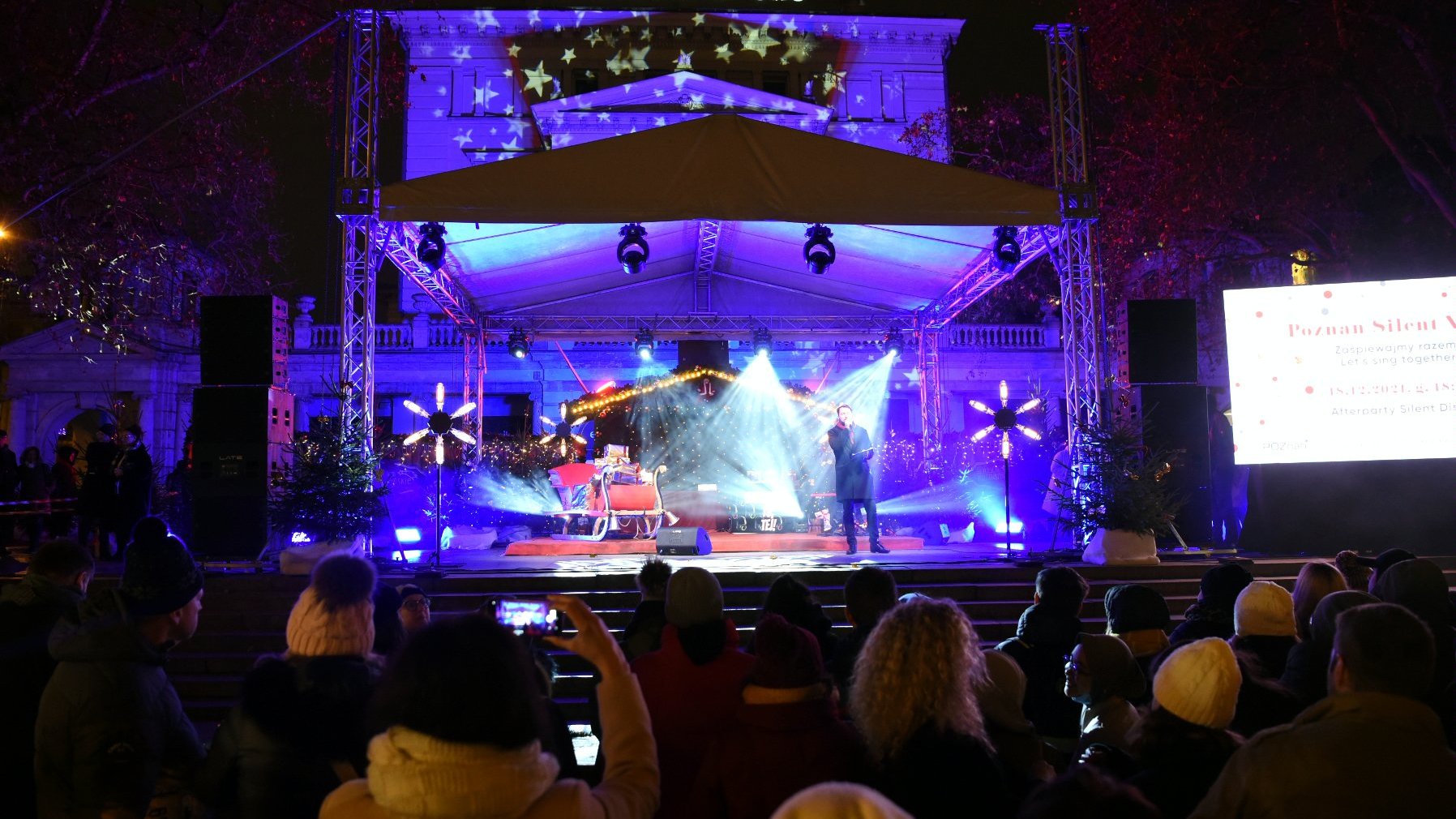 Galeria zdjęć przedstawia uczestników akcji "Poznań Silent Night", która odbyła się na pl. Wolności.