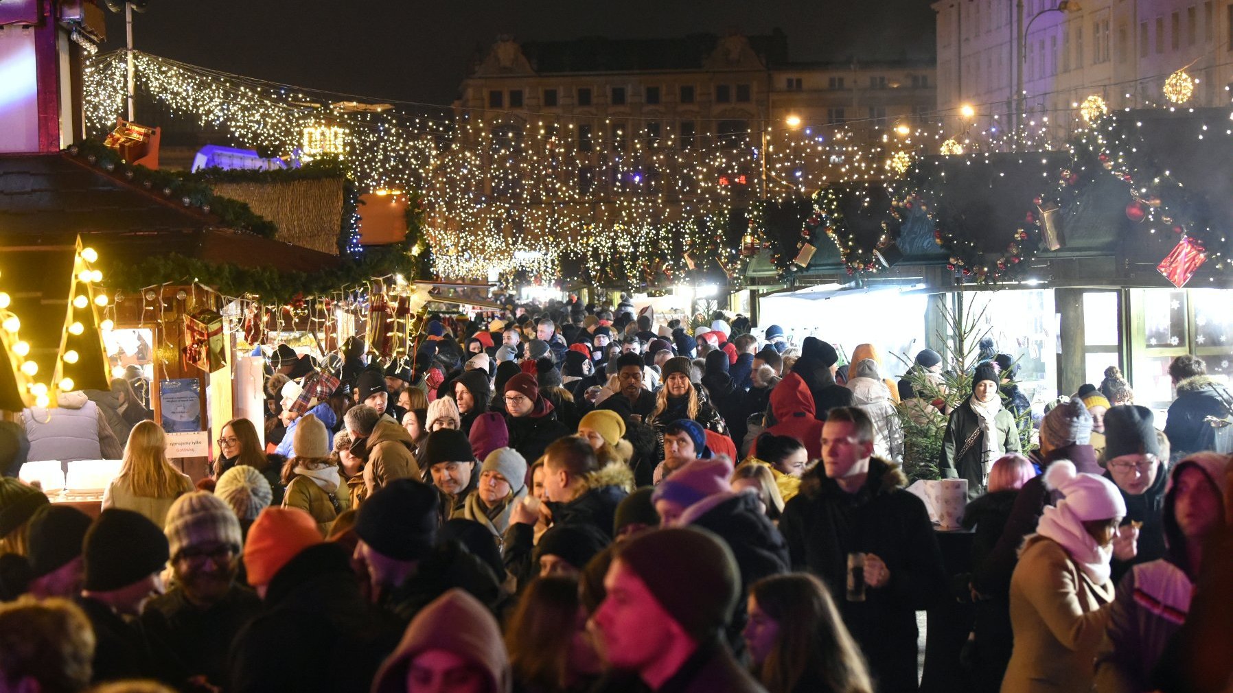 Galeria zdjęć przedstawia uczestników akcji "Poznań Silent Night", która odbyła się na pl. Wolności.