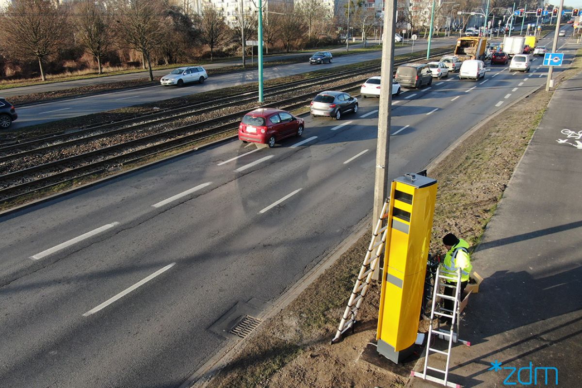 Sznur samochodów na ul. Hetmańskiej. Na poboczu trwa montaż fotoradaru. - grafika artykułu