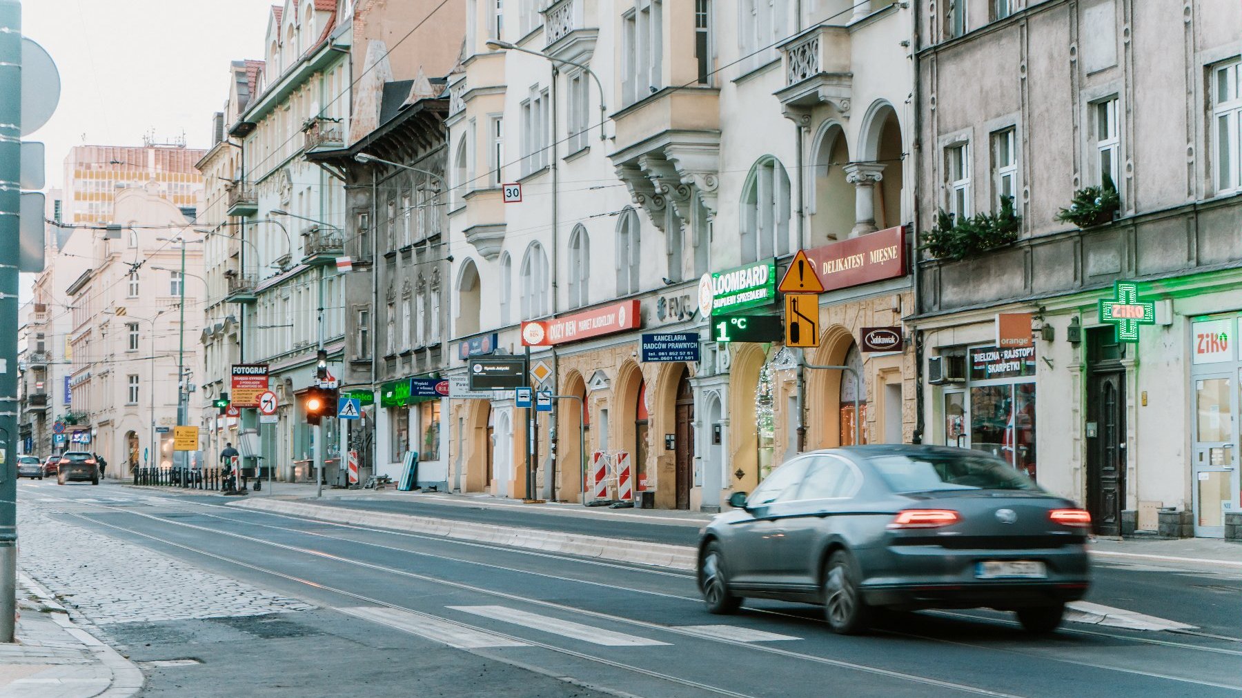 Galeria zdjęć pokazujących nowe przystanki wiedeńskie przy rynku Jeżyckim