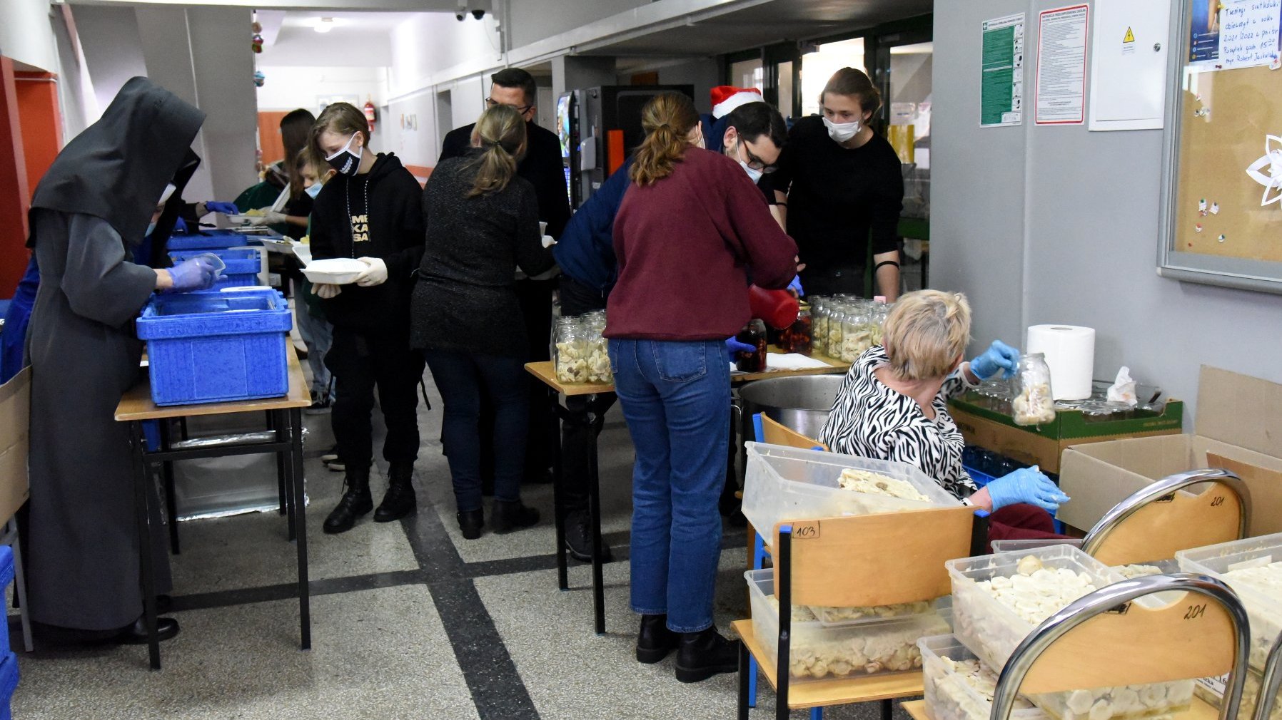 Galeria zdjęć z rozdawania posiłków potrzebującym przez Caritas