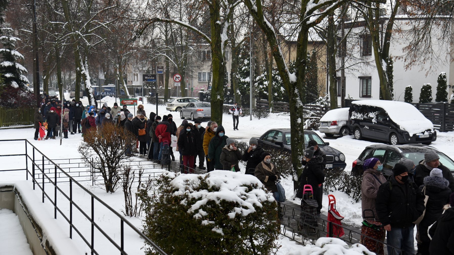 Galeria zdjęć z rozdawania posiłków potrzebującym przez Caritas