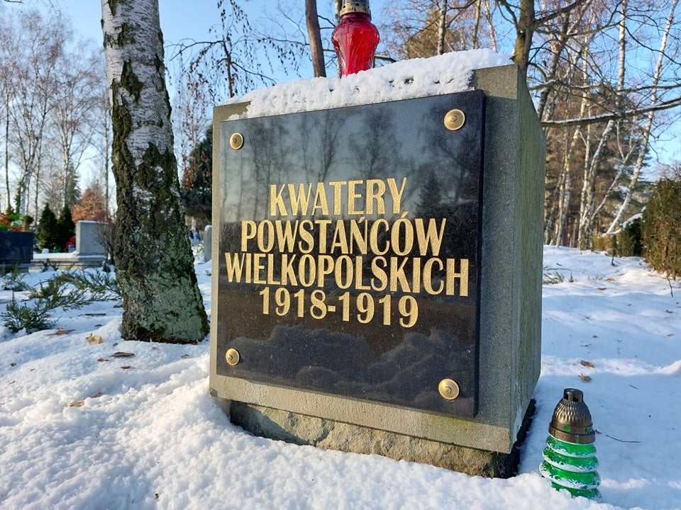 Płyta z napisem "Kwatery Powstańców Wielkopolskich 1918-1919". - grafika artykułu