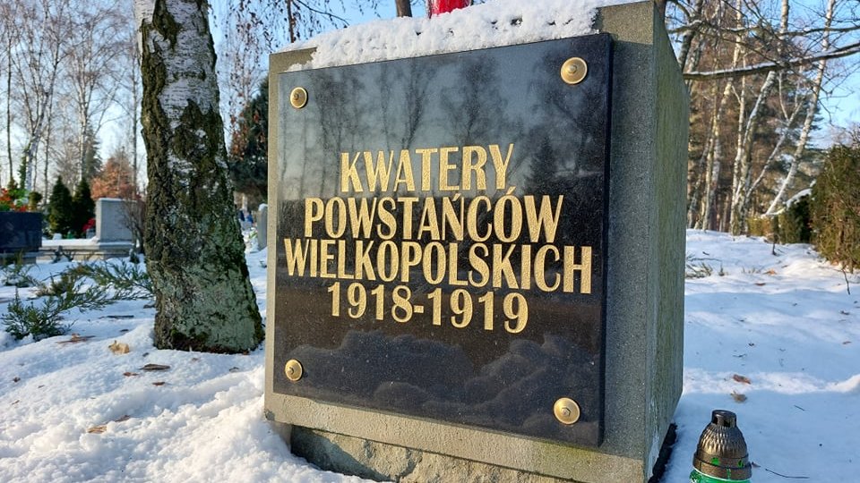 Płyta z napisem "Kwatery Powstańców Wielkopolskich 1918-1919".