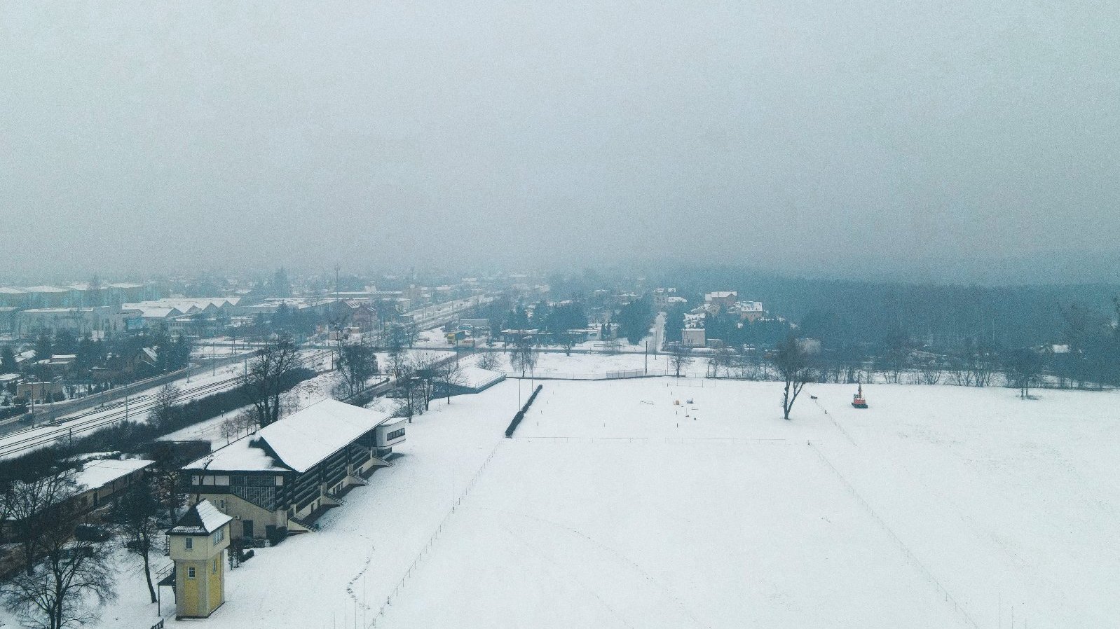 Galeria zdjęć przedstawia teren Hipodromu Wola z góry.