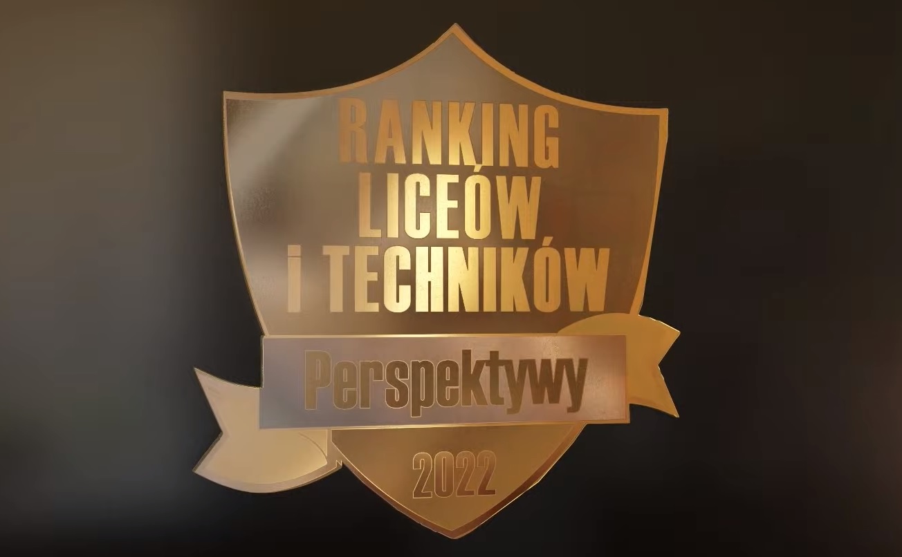 Grafika przedstawia złotą blaszkę, na której znajduje się napis "Ranking Liceów i Techników" oraz "Perspektywy 2022". - grafika artykułu