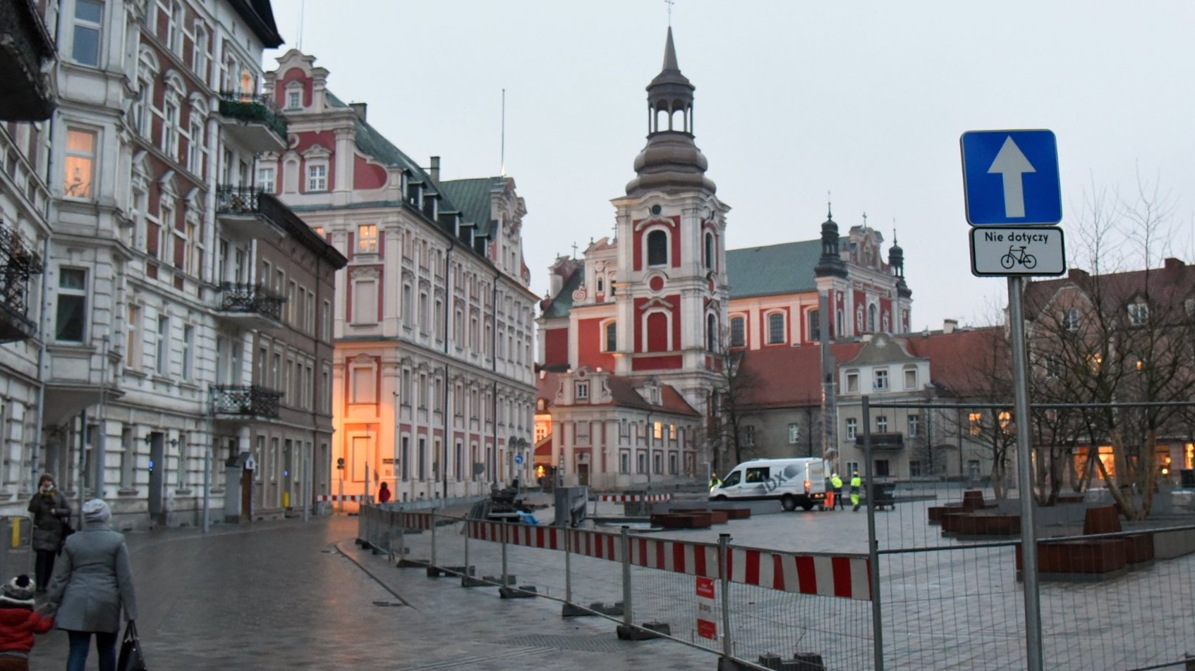 Na zdjęciu plac Kolegiacki, na pierwszym planie znak drogowy