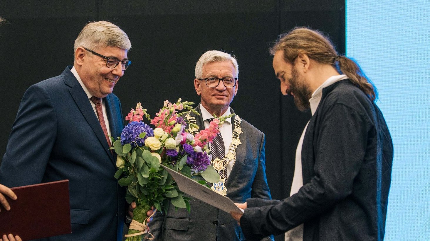 Na zdjęciu Maciej Rychły odbiera Nagrodę Artystyczną Miasta Poznania