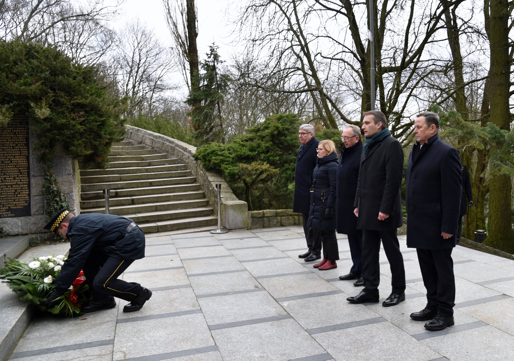 Galeria zdjęć przedstawia przedstawicieli Miasta Poznania składających kwiaty pod pomnikiem. - grafika artykułu