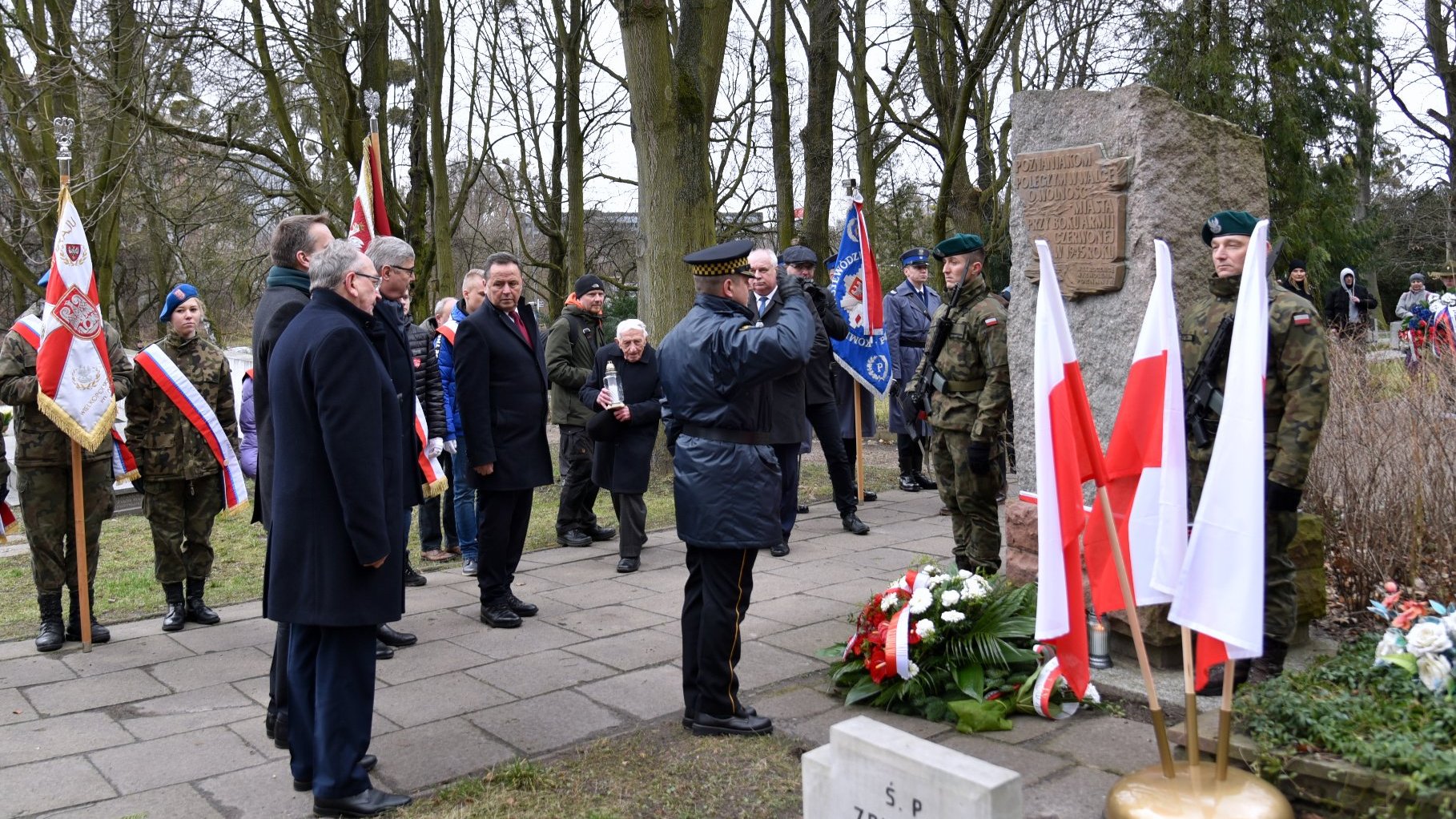 Galeria zdjęć przedstawia przedstawicieli Miasta Poznania składających kwiaty pod pomnikiem.