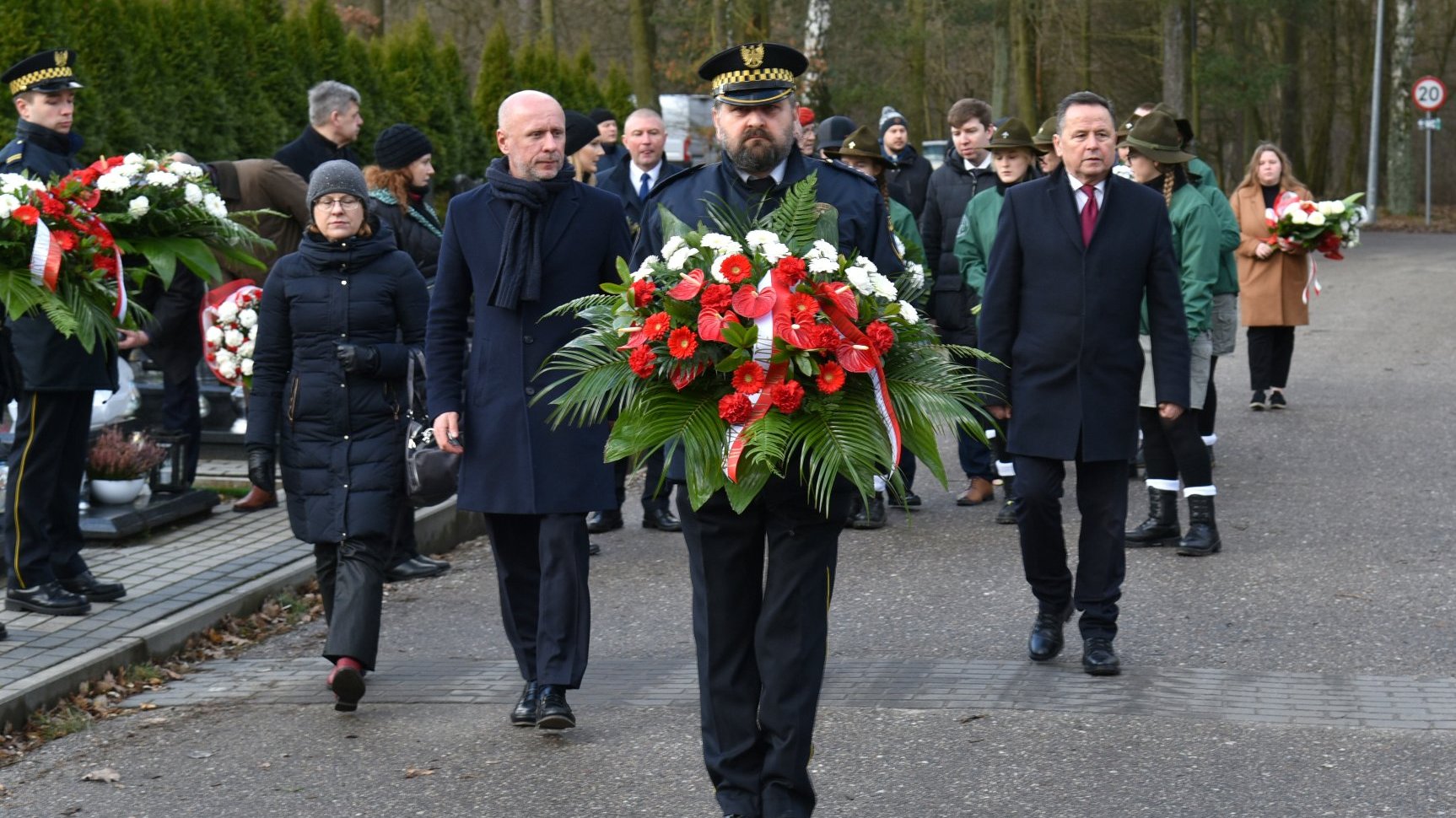 Galeria zdjęć przedstawia przedstawicieli Miasta Poznania składających kwiaty pod pomnikiem.