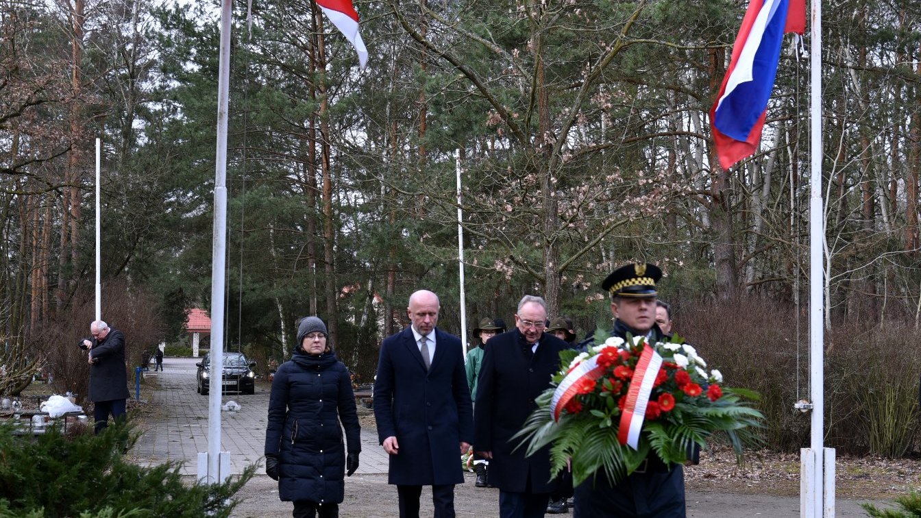 Galeria zdjęć przedstawia przedstawicieli Miasta Poznania składających kwiaty pod pomnikiem.