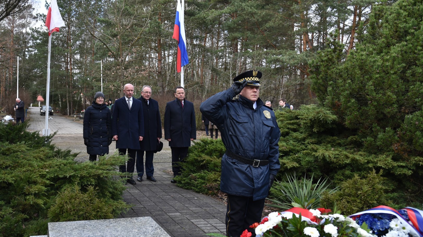 Galeria zdjęć przedstawia przedstawicieli Miasta Poznania składających kwiaty pod pomnikiem.