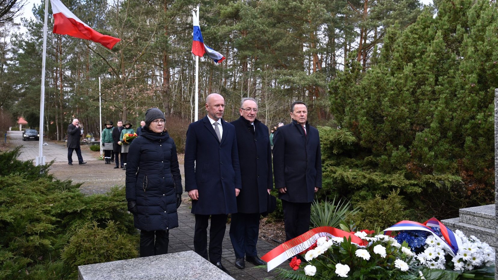 Galeria zdjęć przedstawia przedstawicieli Miasta Poznania składających kwiaty pod pomnikiem.