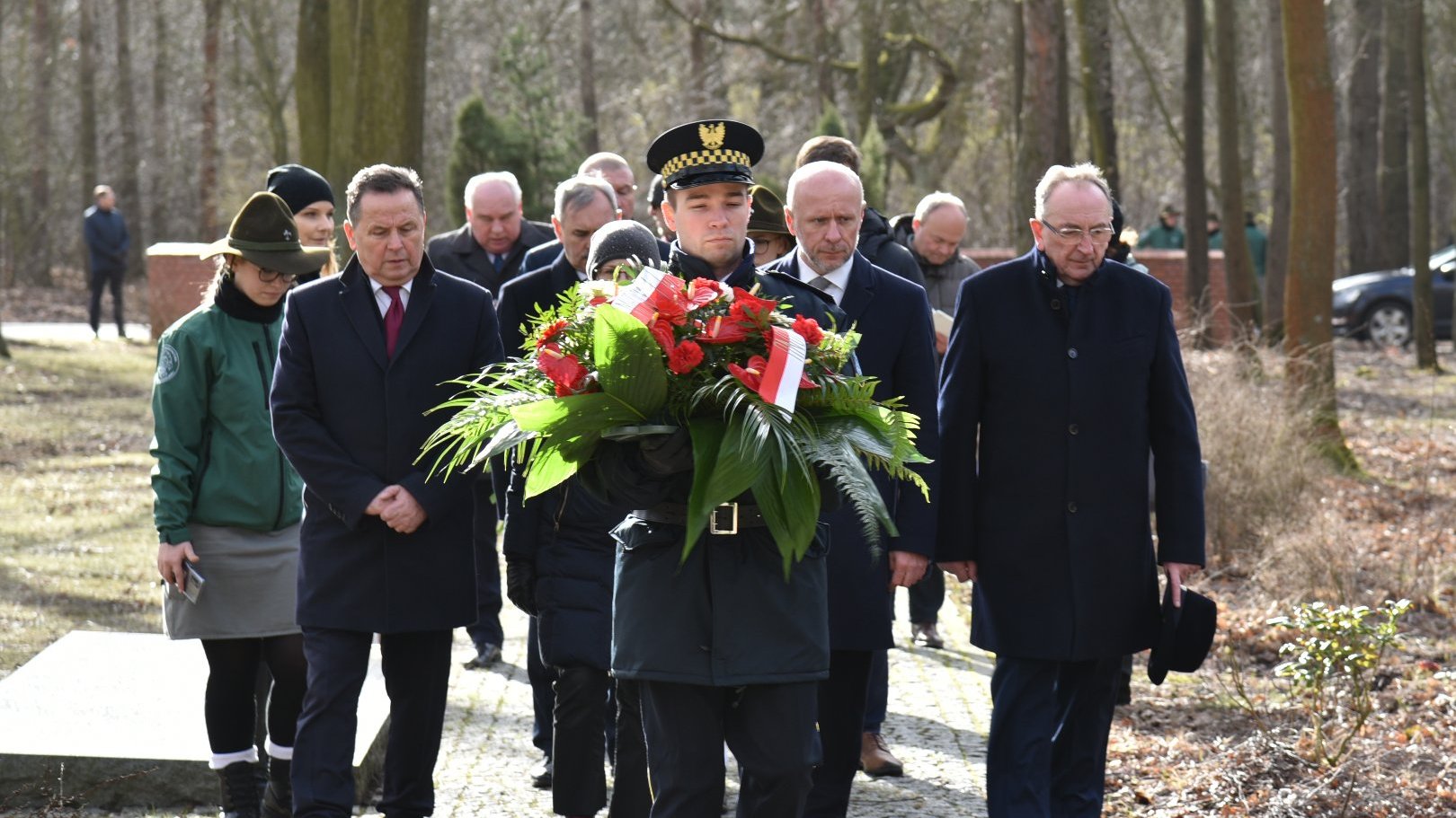 Galeria zdjęć przedstawia przedstawicieli Miasta Poznania składających kwiaty pod pomnikiem.