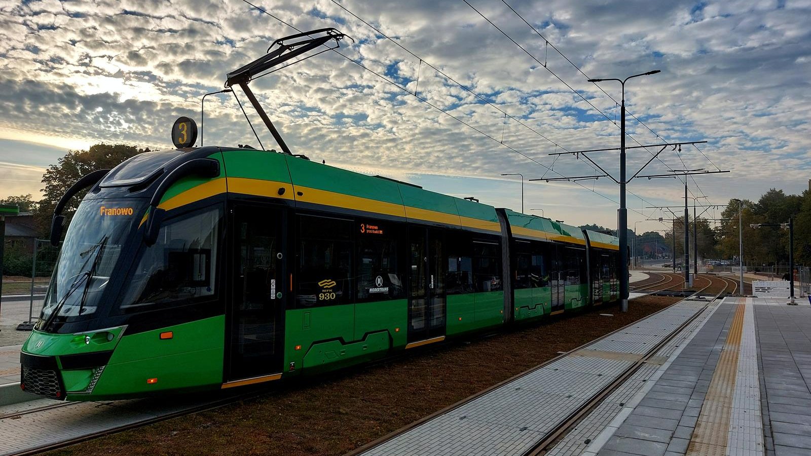 Na zdjęciu tramwaj na torowisku, nad nim niebo z białymi chmurami - grafika artykułu