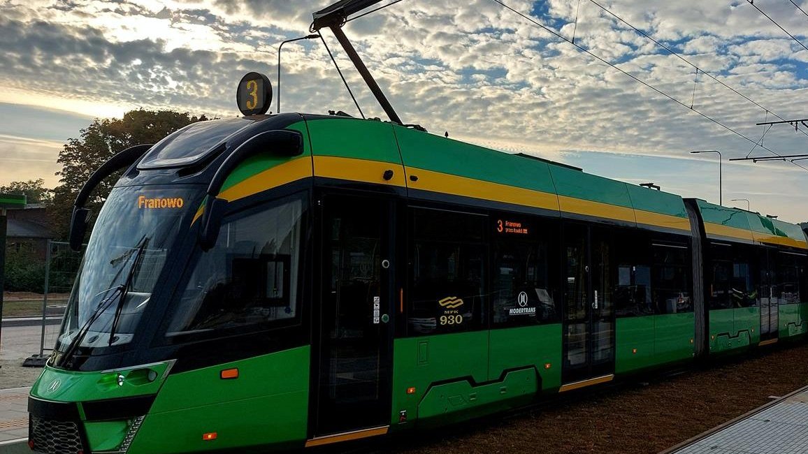 Na zdjęciu tramwaj na torowisku, nad nim niebo z białymi chmurami