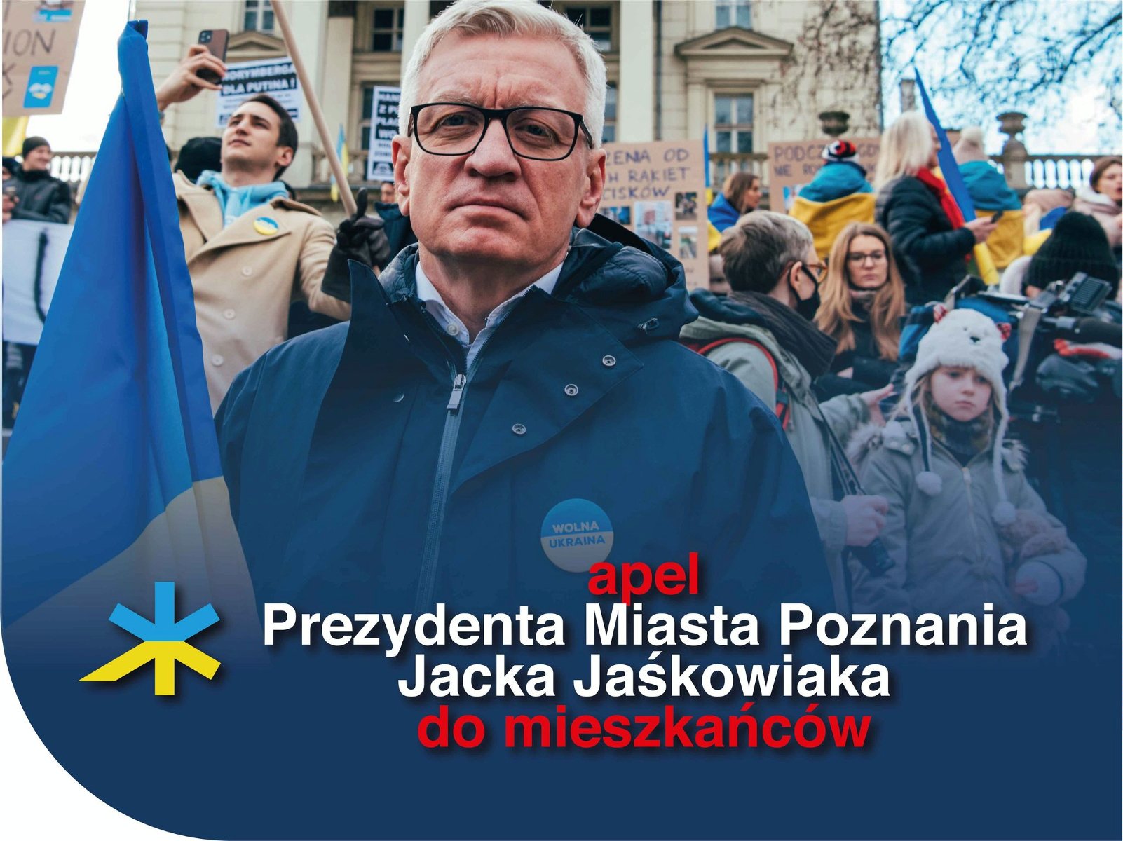 Na zdjęciu Jacek Jaśkowiak, prezydent Poznania, z ukraińską flagą, podczas manifestacji poparcia dla Ukrainy - grafika artykułu