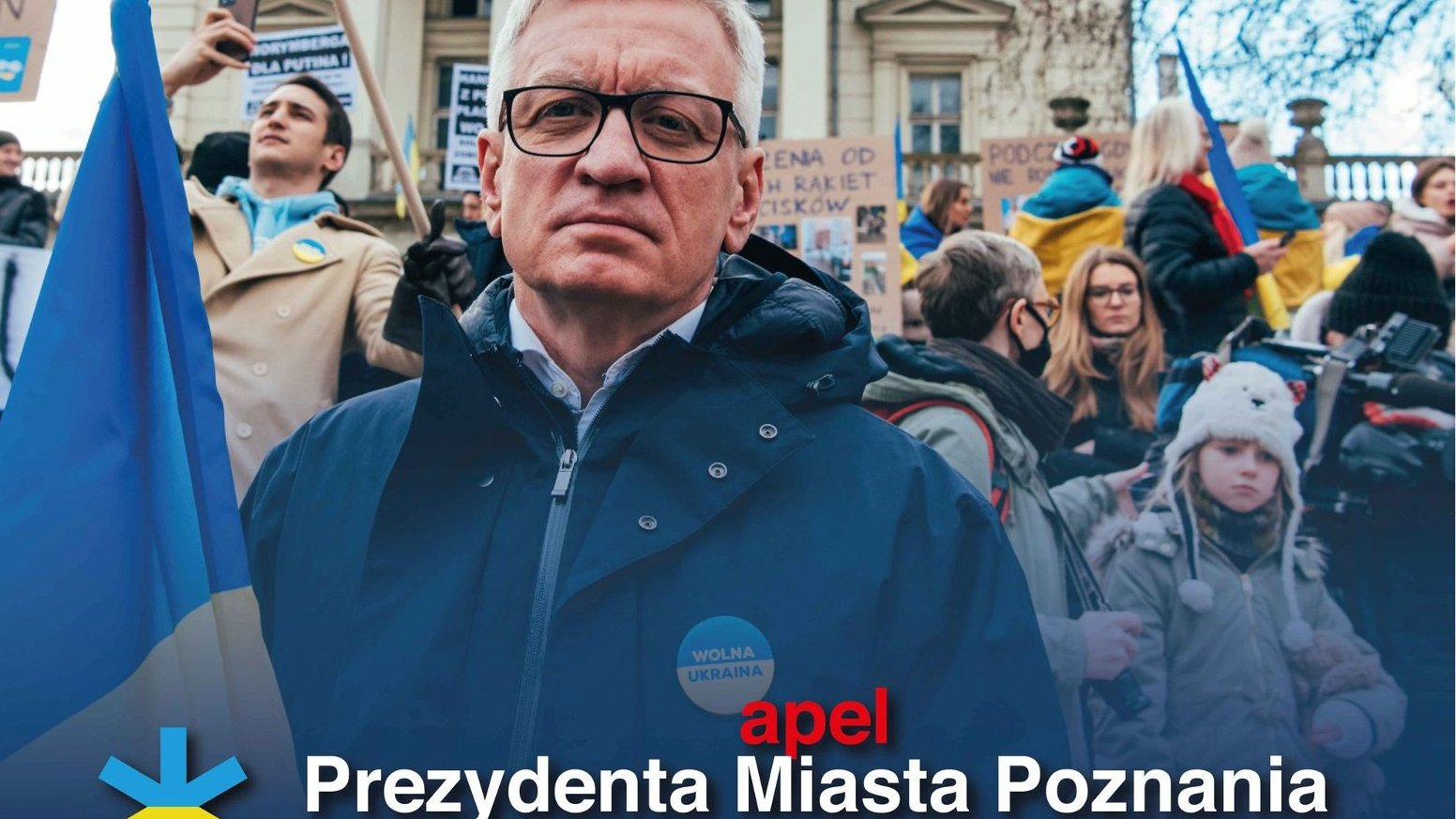 Na zdjęciu Jacek Jaśkowiak, prezydent Poznania, z ukraińską flagą, podczas manifestacji poparcia dla Ukrainy