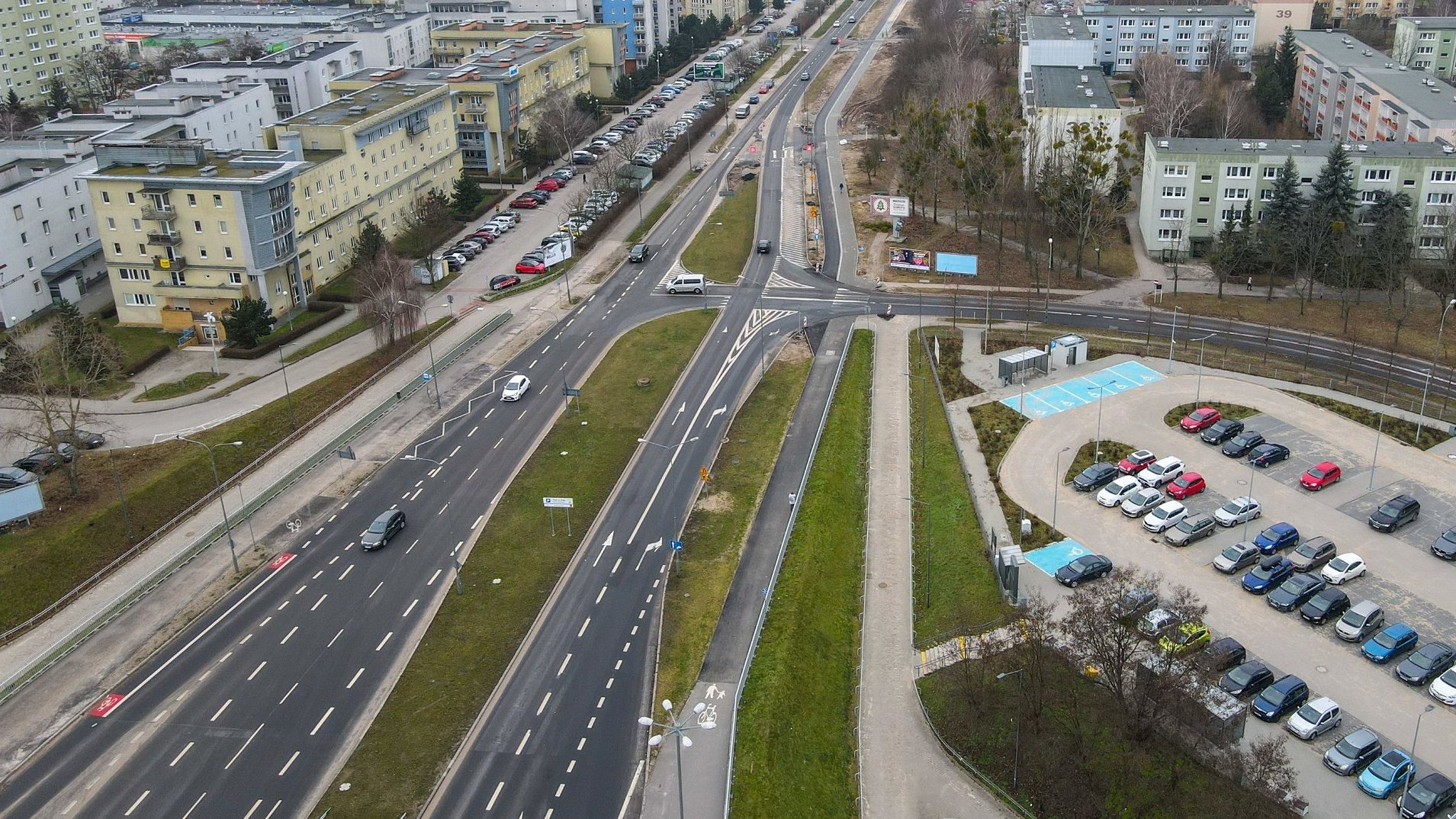 Na zdjęciu ul. Szymanowskiego widoczna z lotu ptaka, w centrum jezdnia, po bokach bloki