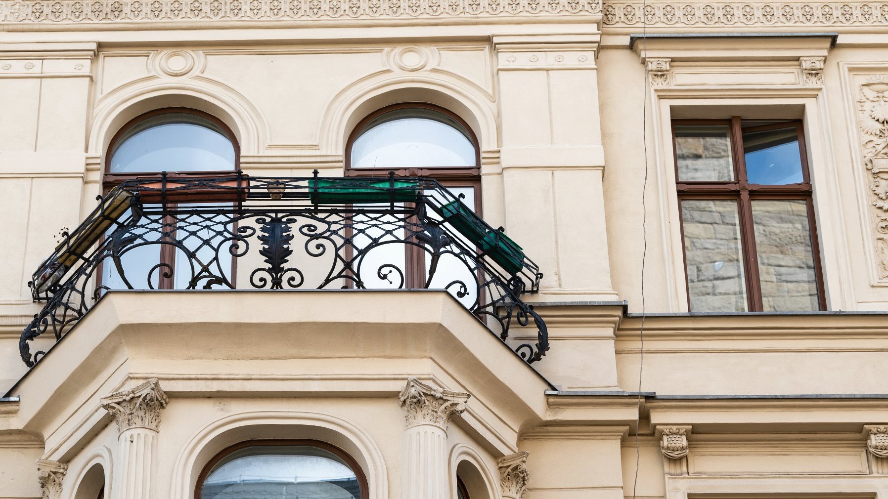 Bogato zdobiona elewacja kamienicy przy ul. Kościuszki 80.