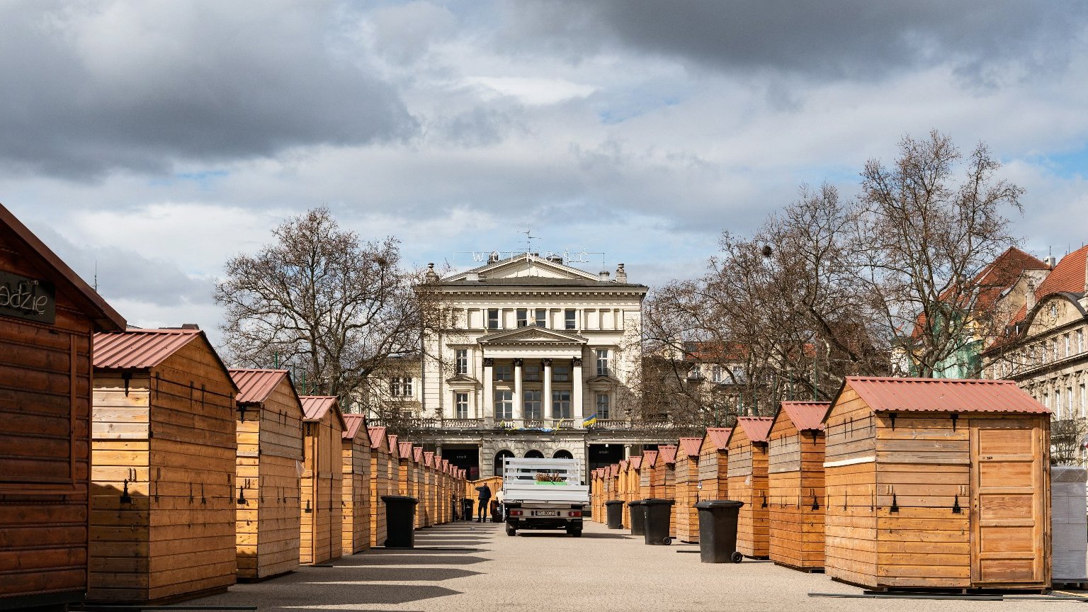 Galeria zdjęć przedstawia drewniane domki na placu Wolności.