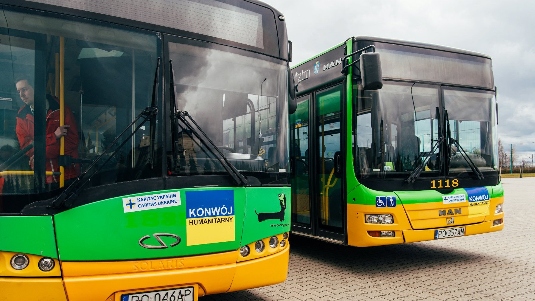 Dwa autobusy MPK Poznań, które trafią do Lwowa. Do środka zapakowane potrzebne w Ukrainie rzeczy