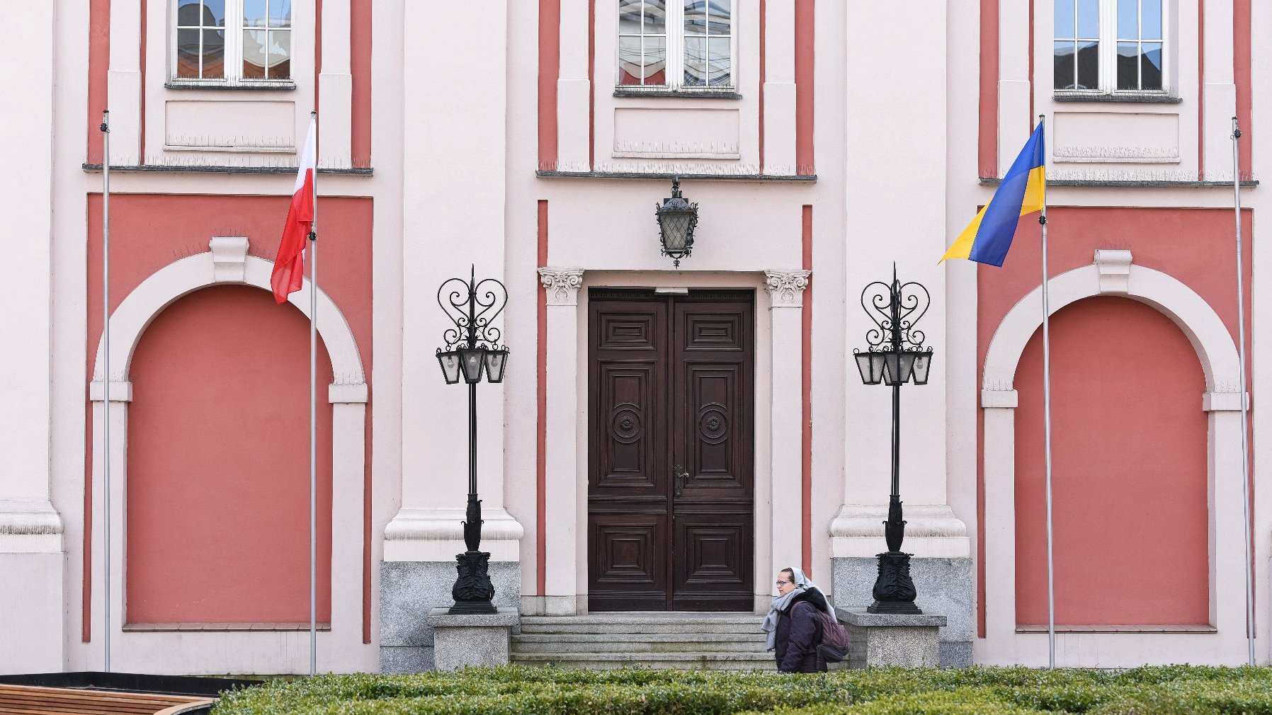 Na zdjęciu urząd miasta, przed nim flagi - polska i ukraińska - grafika artykułu