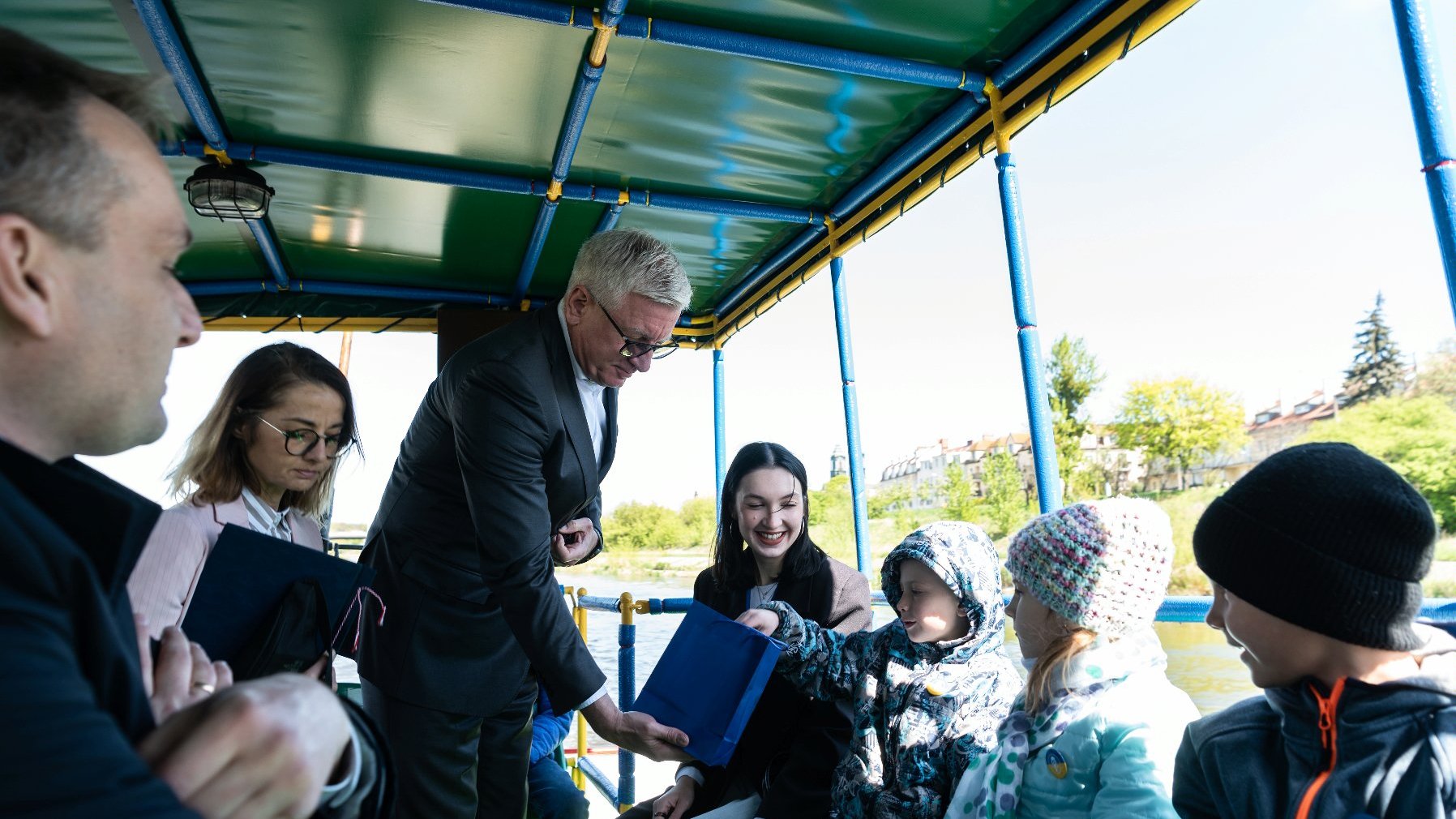 Galeria zdjęć przedstawia rejs po Warcie oraz konferencję prasową na brzegu rzeki.