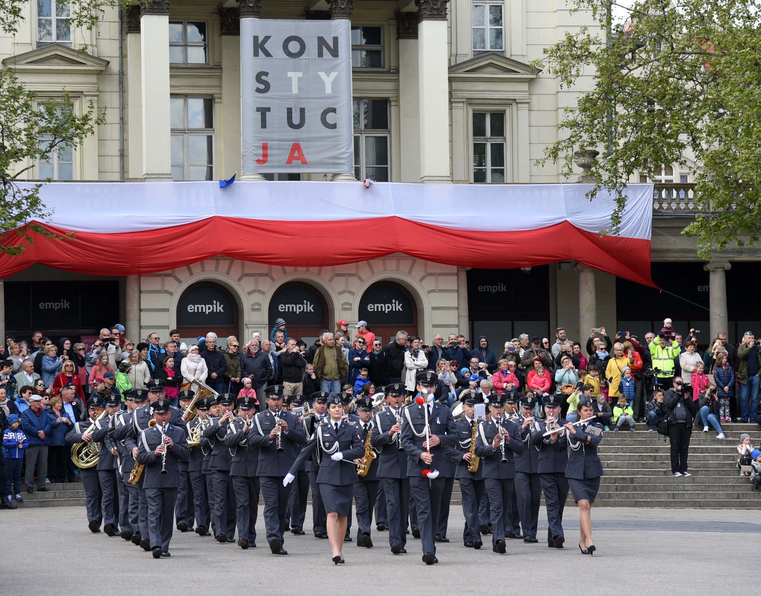 Galeria zdjęć przedstawia obchody święta Konstytucji 3 Maja w Poznaniu. - grafika artykułu