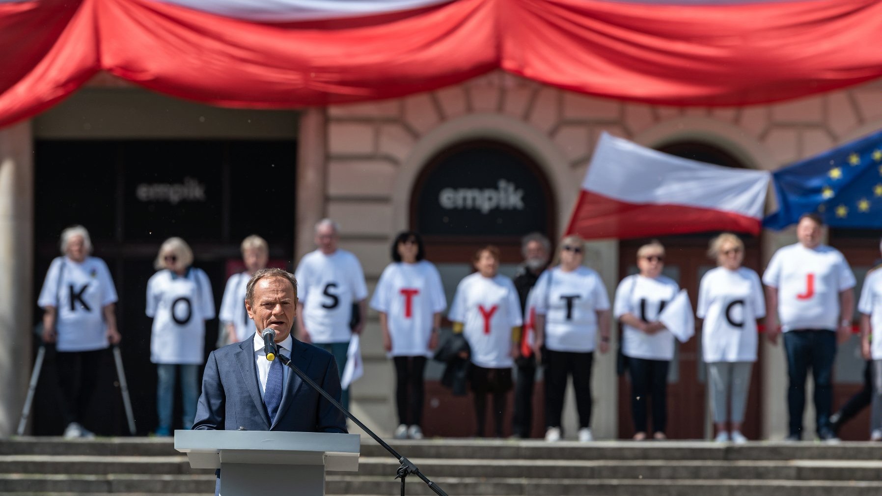 Galeria zdjęć przedstawia obchody święta Konstytucji 3 Maja.