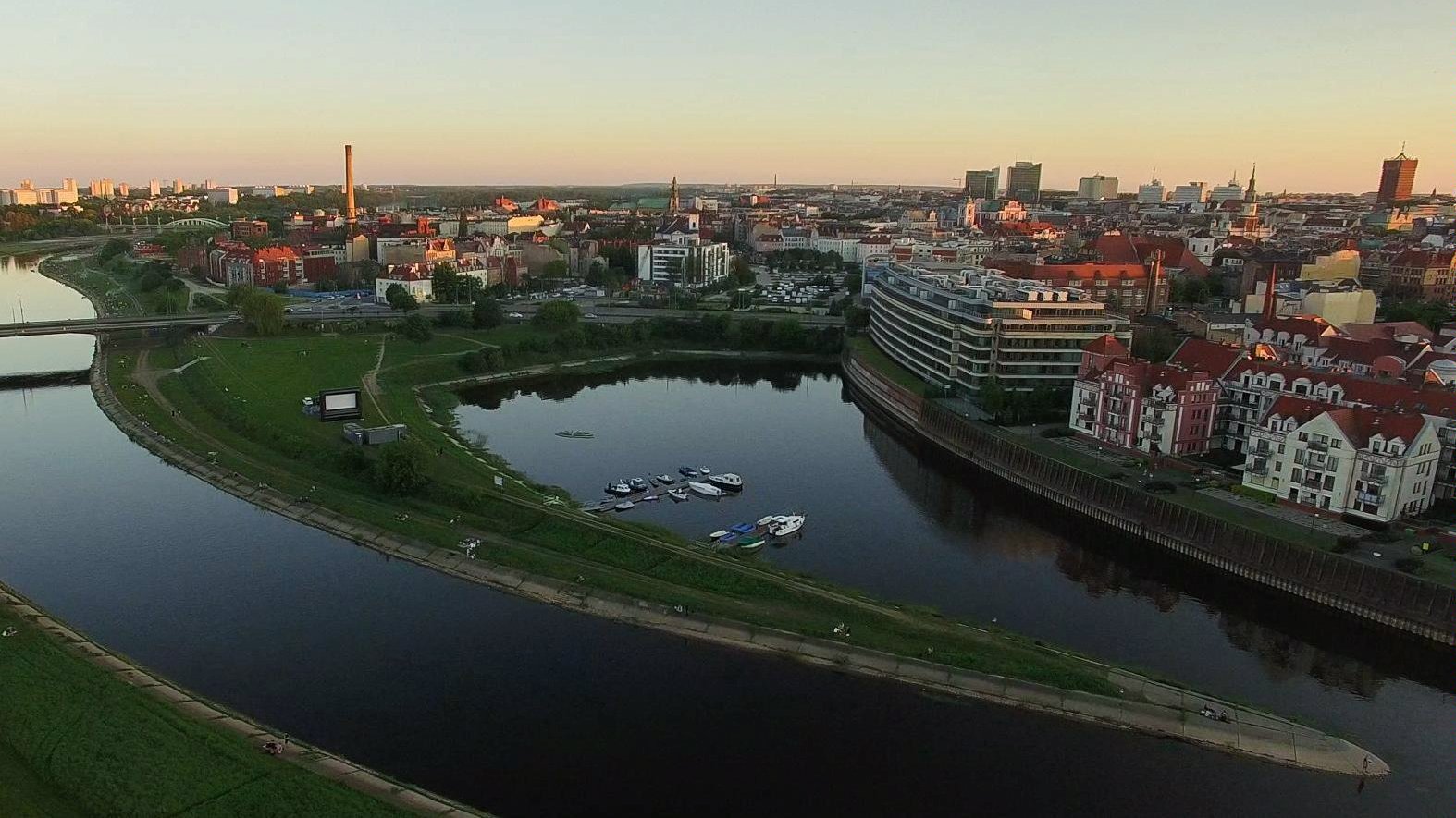 Widok na Wartę i Stary Port z lotu ptaka. - grafika artykułu