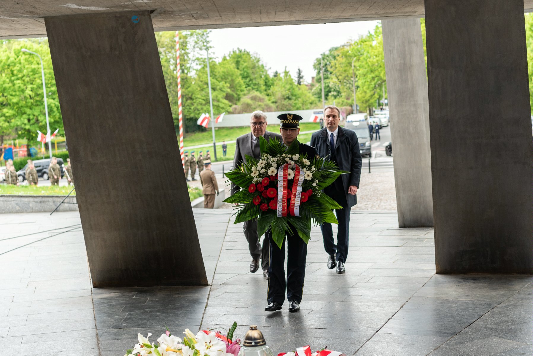 Galeria zdjęć przedstawia poznańskie obchody 77. rocznicy zakończenia II wojny światowej. - grafika artykułu