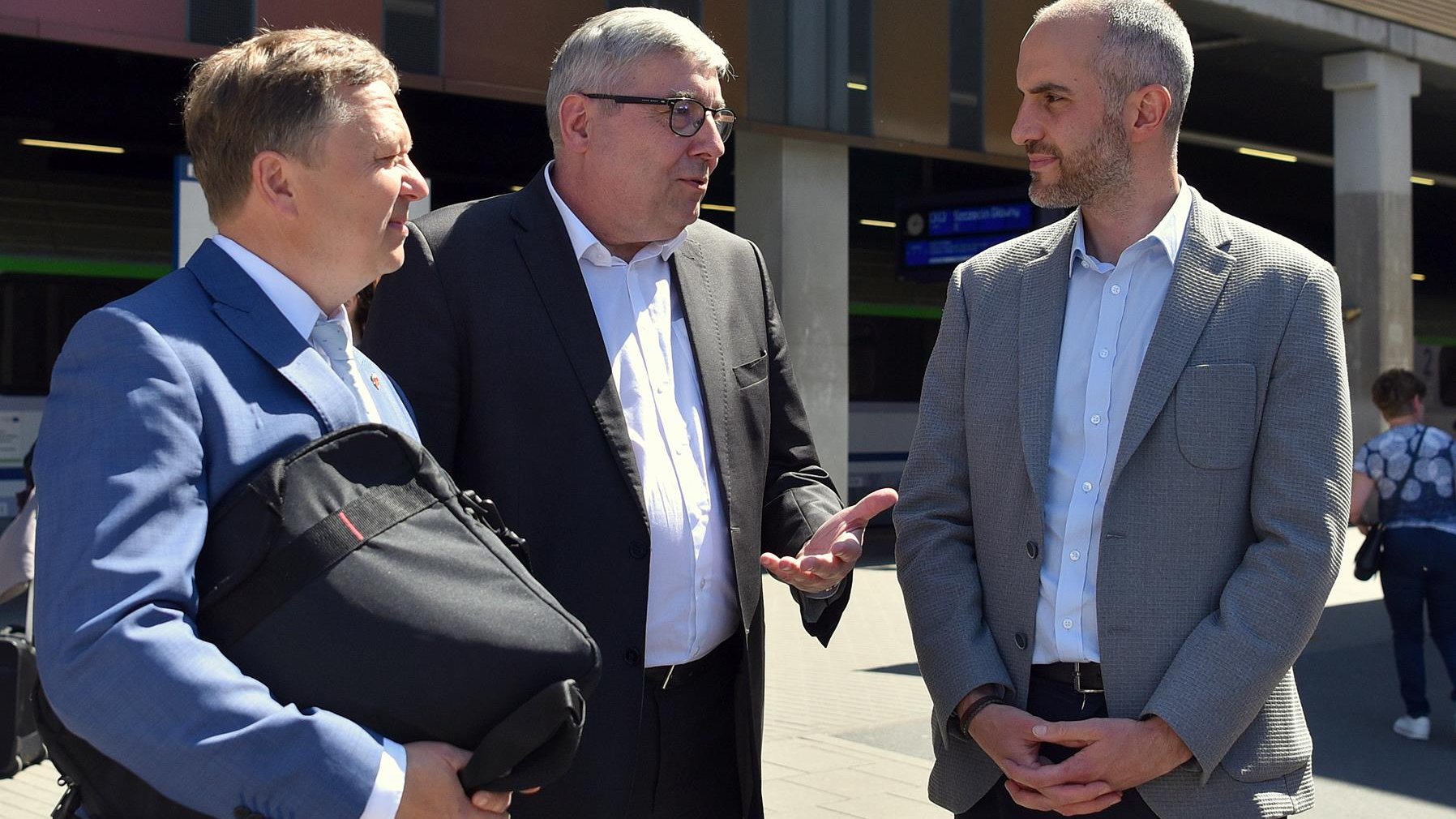 Na zdjęciu trzech mężczyzn, rozmawiają przed dworcem. Wśród nich nadburmistrz Hanoweru i przewodniczący Rady Miasta Poznania