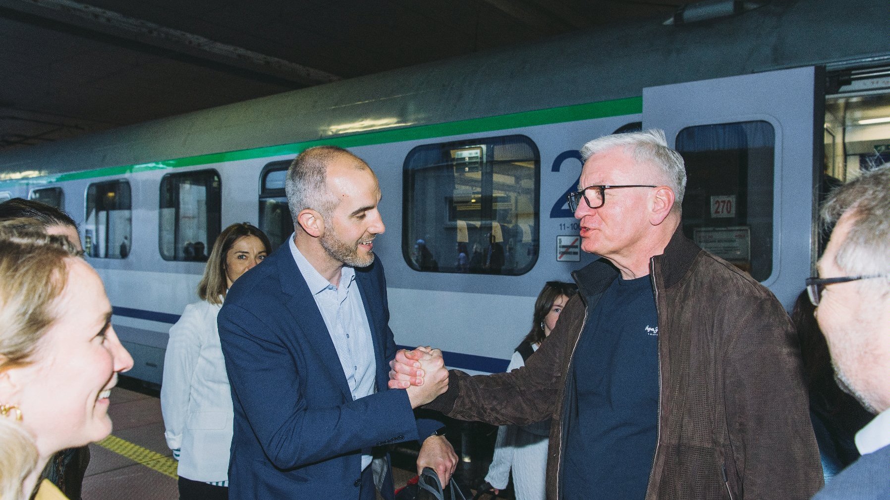 Na zdjęciu prezydent Poznania żegna się z nadburmistrzem Hanoweru na dworcu, w tle widać pociąg