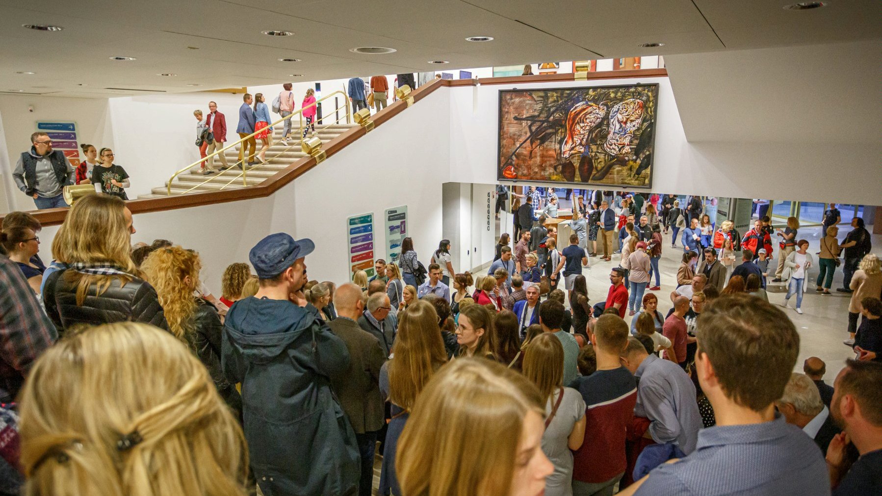 Galeria zdjęć przedstawia tłum ludzi wewnątrz muzeum.