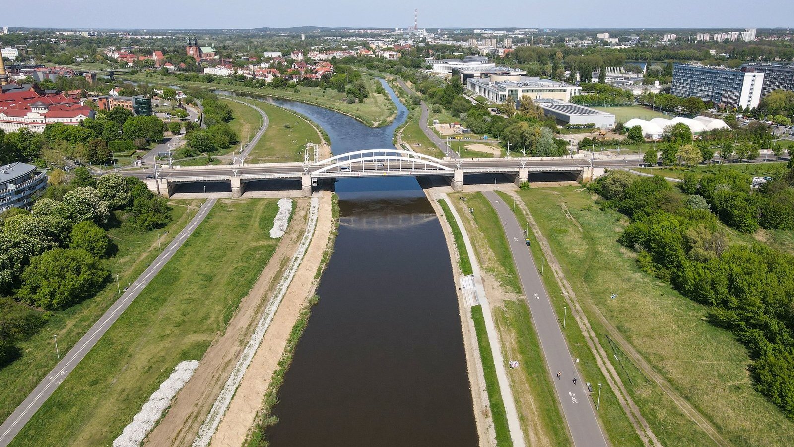 Galeria zdjęć Wartostrady z lotu ptaka. Wszystkie przedstawiają Wartostradę biegnącą wśród różnych odcinków rzeki